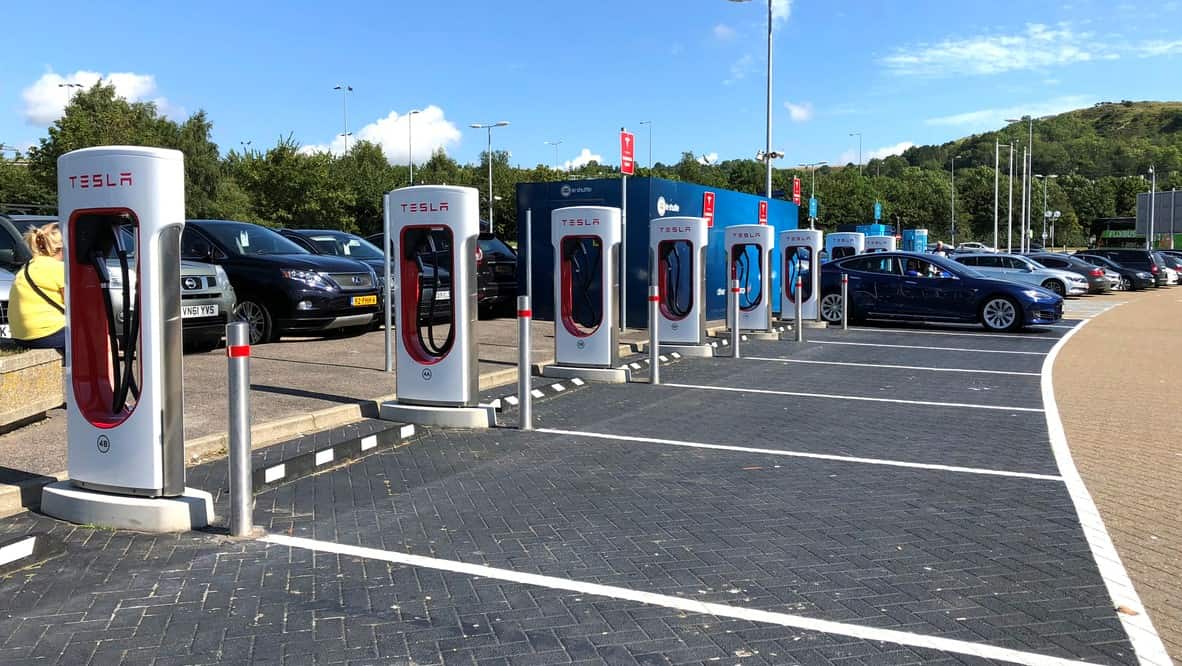 découvrez comment recharger votre tesla facilement et efficacement. trouvez des astuces, des stations de charge et les meilleures pratiques pour optimiser l'autonomie de votre véhicule électrique.