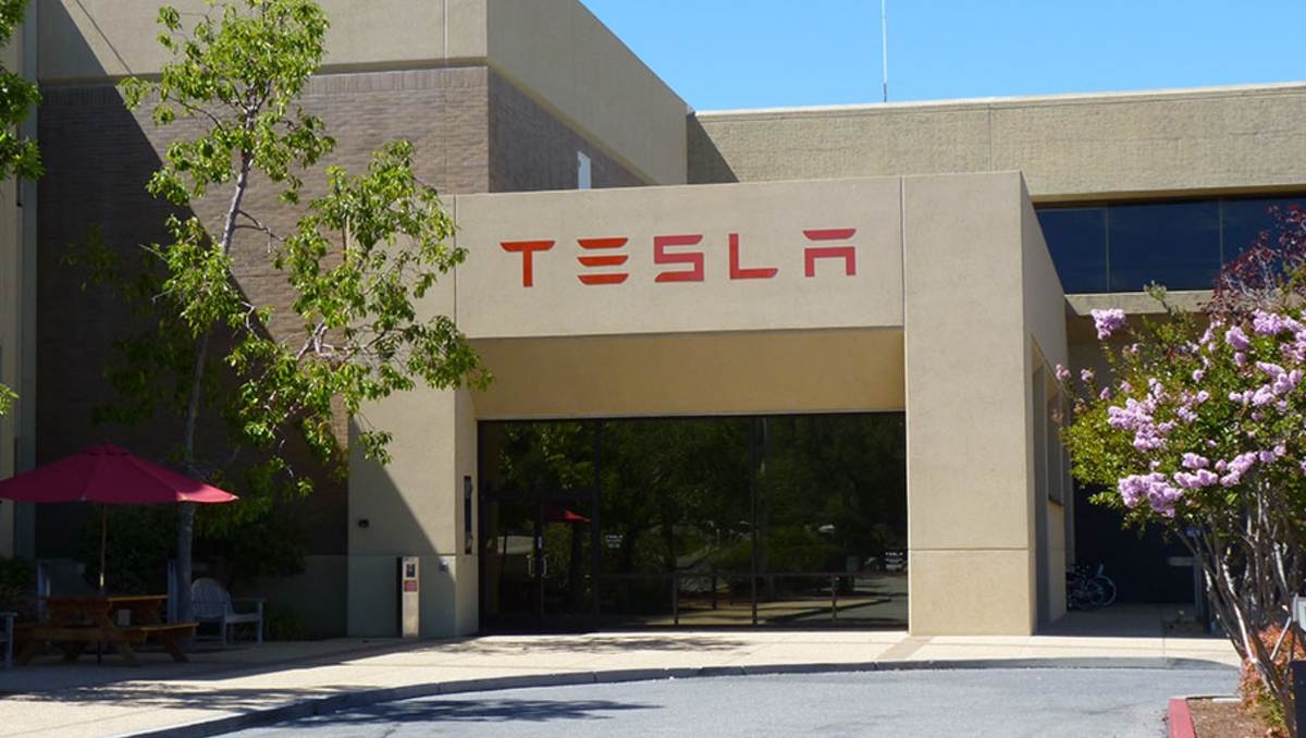 découvrez comment la pression sur tesla influence la baisse des indices de wall street. analyse des tendances financières et des répercussions sur le marché boursier.