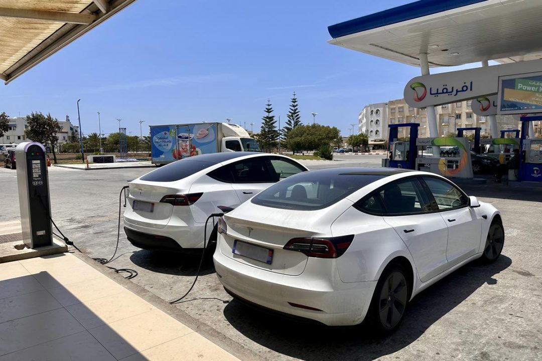 découvrez comment tesla s'expanse au maroc, révolutionnant le marché automobile avec des véhicules électriques innovants et durables. explorez les opportunités d'investissement et l'impact sur l'économie locale.