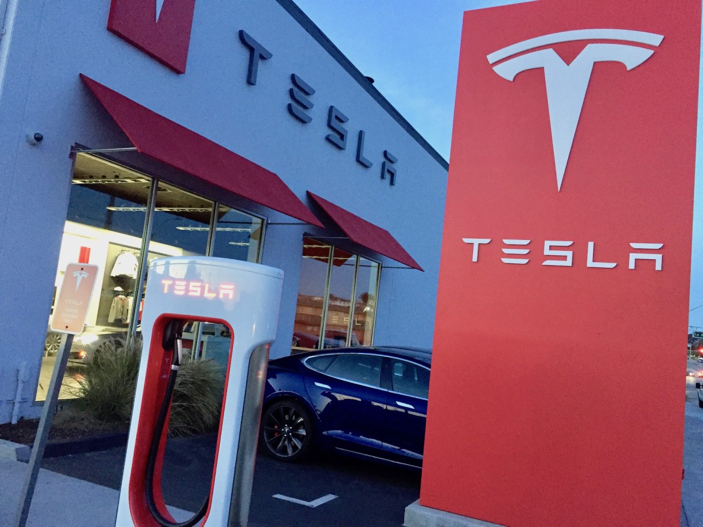 rejoignez-nous pour le tesla owners day, une journée dédiée aux passionnés de la marque ! découvrez les dernières innovations, participez à des ateliers exclusifs et échangez avec d'autres propriétaires de véhicules électriques. ne manquez pas cette occasion unique de célébrer la communauté tesla !