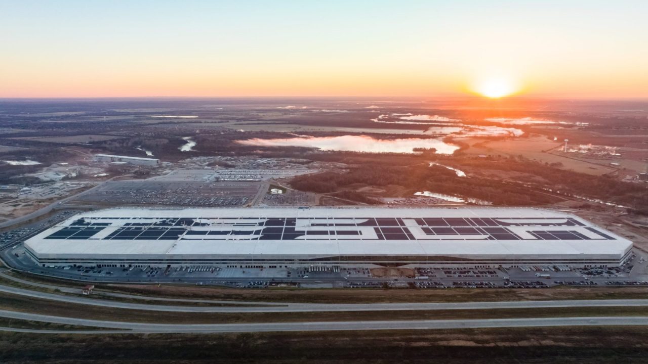 découvrez comment tesla transforme l'industrie automobile au texas, avec ses innovations en matière de voitures électriques et ses projets d'expansion à austin. explorez l'impact de cette entreprise sur l'économie locale et son engagement envers un avenir durable.