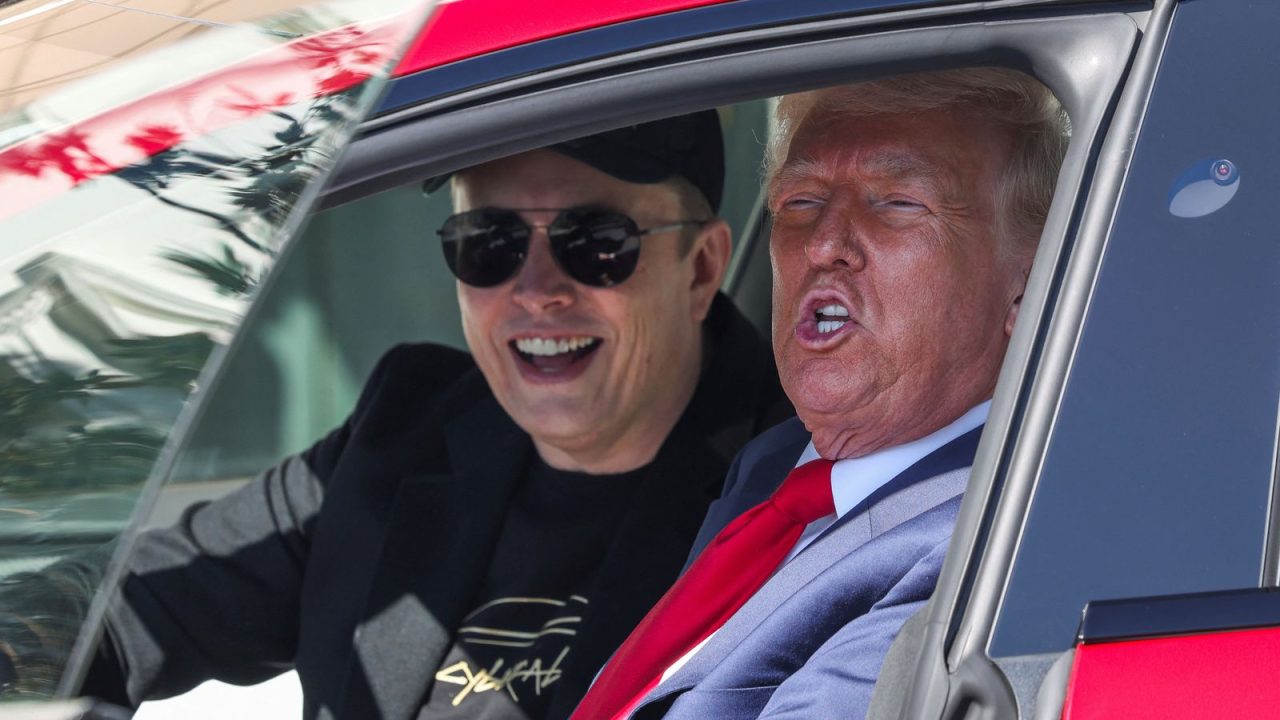 découvrez pourquoi donald trump pourrait envisager d'interdire tesla et quelles en seraient les implications pour l'industrie automobile. analyse des enjeux politiques et économiques sous-jacents à cette décision.