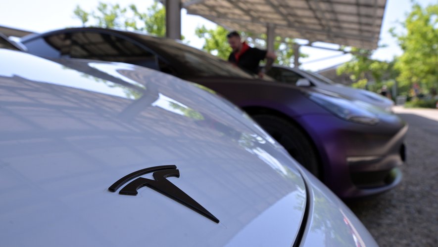découvrez l'histoire fascinante d'ados, un jeune passionné de technologie qui rêve d'acheter une tesla. suivez son parcours inspirant, ses défis et ses réussites dans un monde où l'innovation automobile côtoie ses ambitions.