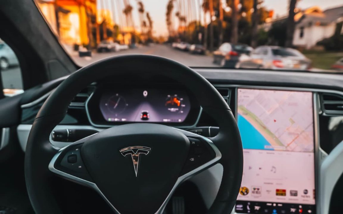 découvrez la conduite autonome tesla : une révolution technologique qui transforme l'expérience de conduite. apprenez comment cette innovation améliore la sécurité, la commodité et l'efficacité sur la route.