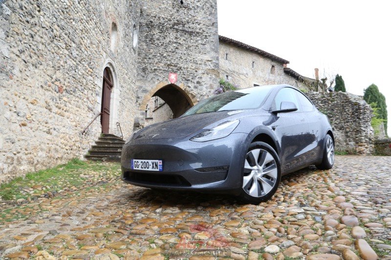 découvrez notre essai du tesla model y, un suv électrique alliant performance, confort et économie. explorez ses caractéristiques innovantes, son autonomie impressionnante et son rapport qualité-prix attractif, idéal pour les conducteurs soucieux de l'environnement et de leur budget.