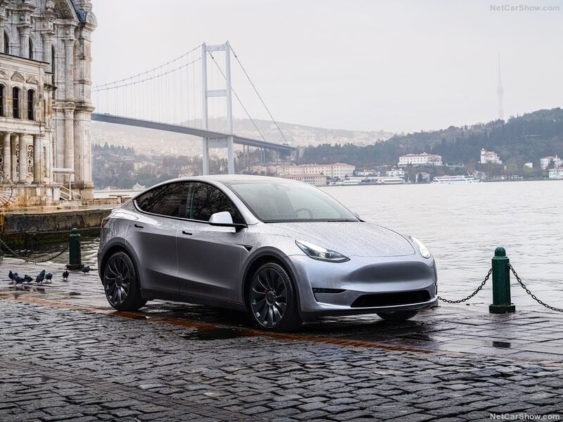 découvrez notre expérience immersive de 500 km au volant de la tesla model y 2025. explorez ses performances, son autonomie et ses innovations technologiques qui redéfinissent la conduite électrique. rejoignez-nous pour un voyage inoubliable à travers paysages urbains et nature!