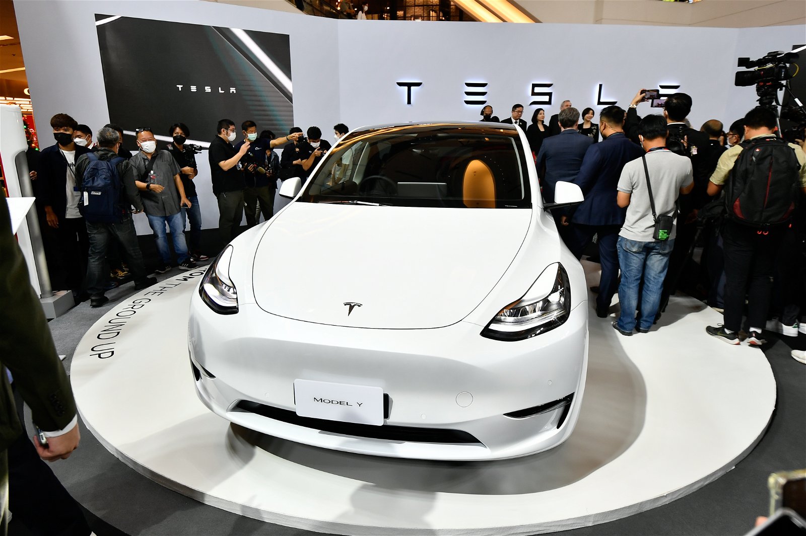 découvrez les derniers modèles tesla disponibles en europe. explorez les performances, l'autonomie et les caractéristiques innovantes qui font de tesla un leader de l'électromobilité.