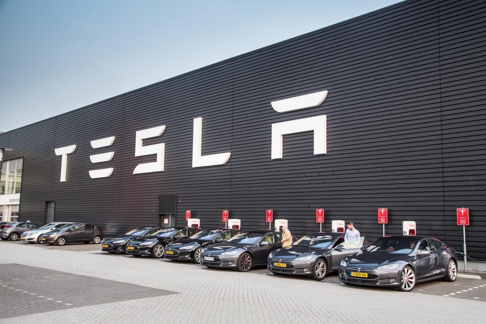 découvrez comment investir dans tesla, le leader de l'innovation automobile électrique. apprenez à analyser les performances de l'entreprise, à comprendre son potentiel de croissance et à élaborer une stratégie d'investissement efficace pour maximiser vos rendements. rejoignez la révolution verte dès aujourd'hui !