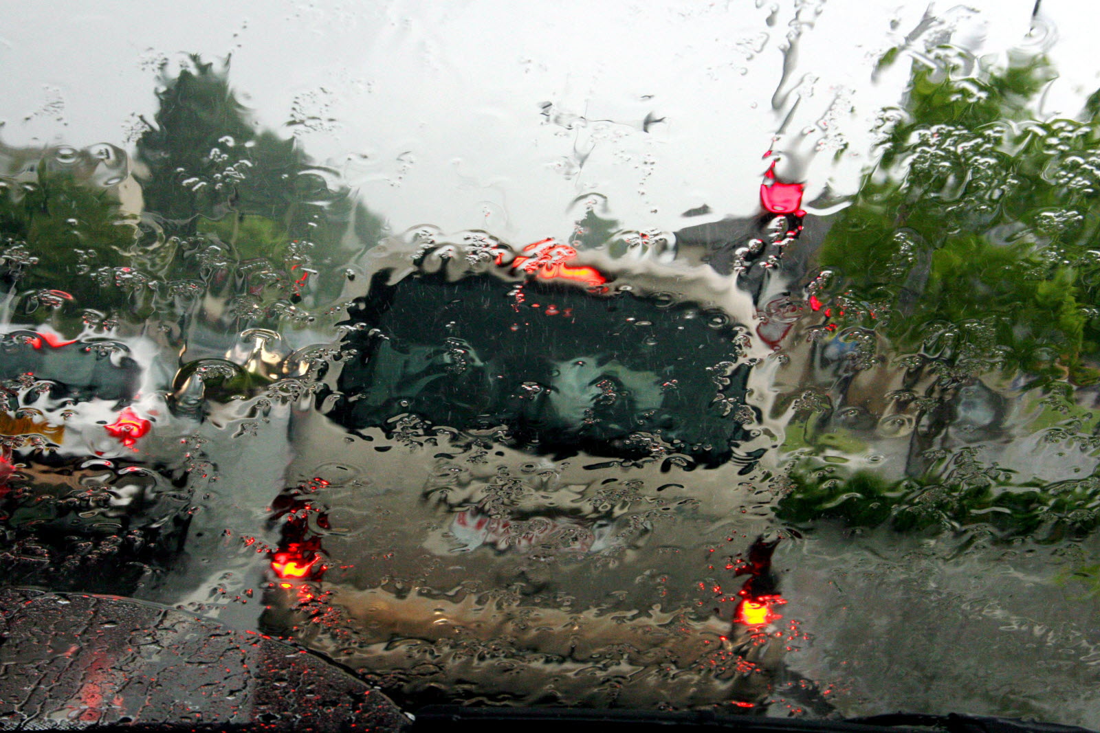 protégez votre voiture contre les dommages causés par les orages grâce à notre assurance auto spécialement conçue. bénéficiez d'une couverture complète et d'un service client réactif pour une tranquillité d'esprit en toute saison.
