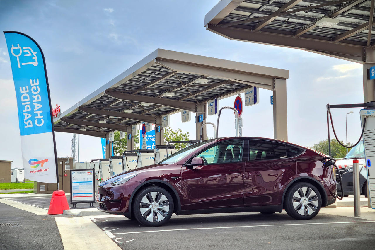 découvrez les meilleures remises sur le tesla model y ! profitez d'offres exceptionnelles et d'économies sur votre prochain véhicule électrique. ne manquez pas cette occasion unique d'adopter la technologie de pointe de tesla tout en réalisant des économies.