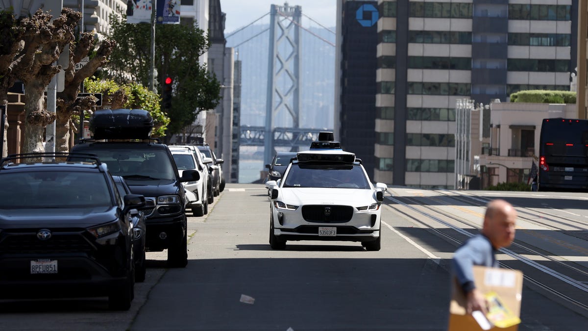 découvrez l'avenir de la mobilité avec les robotaxis à san francisco. plongez dans l'univers de ces véhicules autonomes qui révolutionnent le transport urbain, offrant un service rapide, efficace et durable. suivez les dernières innovations et expérimentations dans la ville emblématique de la technologie.