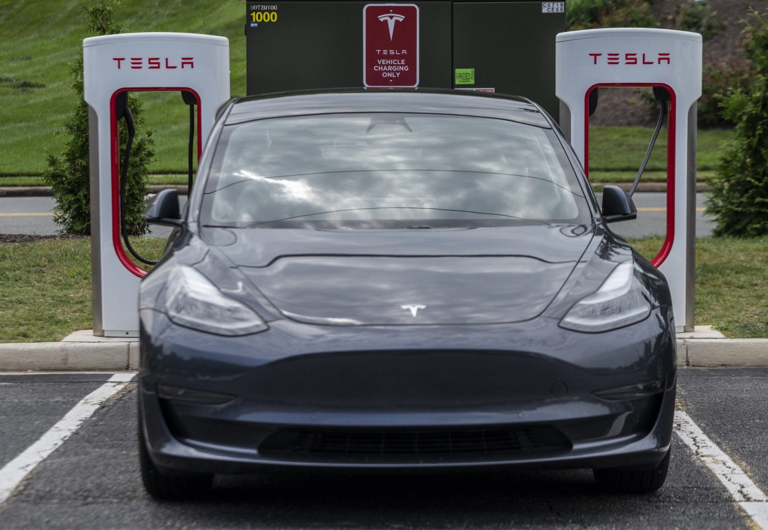 découvrez comment tesla innove pour optimiser l'expérience de recharge et réduire les files d'attente. plongez dans les solutions technologiques révolutionnaires qui améliorent l'efficacité des stations de recharge et rendent la conduite électrique encore plus agréable.
