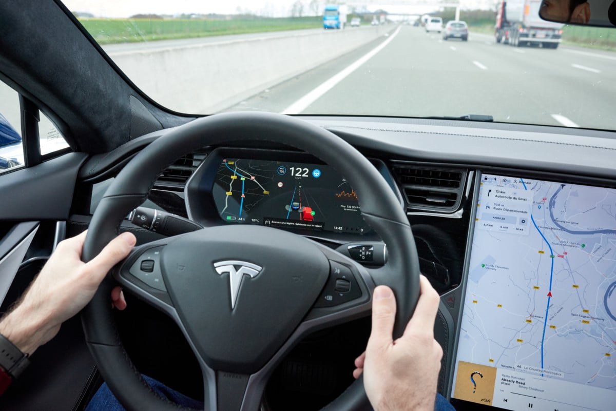 analyse du désengagement de tesla dans son projet de conduite autonome: raisons, impact sur le marché, perspectives technologiques et sécurité des usagers.