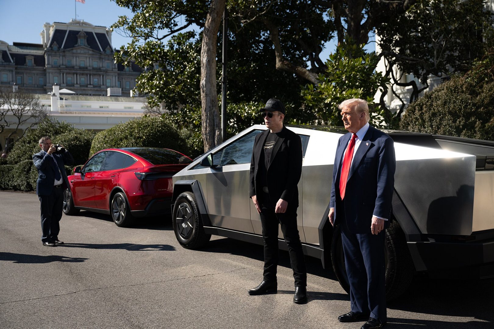 découvrez comment les pertes de tesla sont liées à des déclarations ou décisions récentes de donald trump. analyse de l'impact politique sur les actions tesla et le secteur automobile.