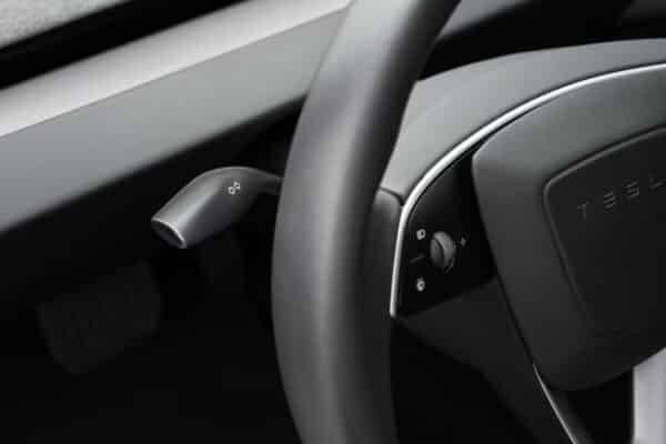découvrez comment activer et utiliser la fonction de retour automatique des clignotants sur la tesla model 3 pour une conduite plus sûre et intuitive. explications simples et conseils pratiques.