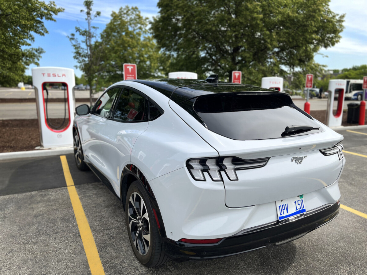 découvrez comment la révolution tesla bouleverse l'industrie automobile et comment ford s'engage dans la transition vers les véhicules électriques. analyse des innovations, des défis et des perspectives pour un futur durable.