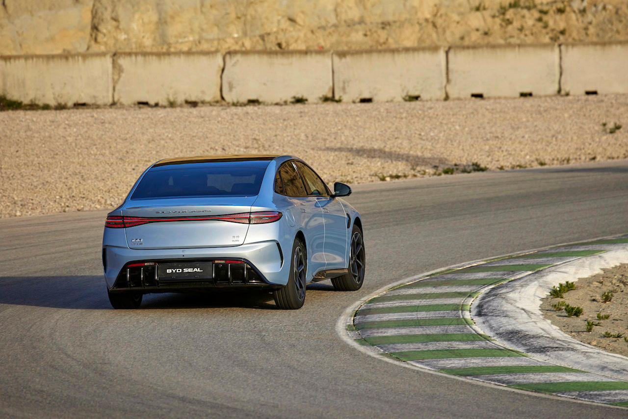 découvrez la rivale chinoise de la tesla model 3 : performances, autonomie et technologies innovantes. comparez ses atouts face au leader américain sur le marché de la voiture électrique.