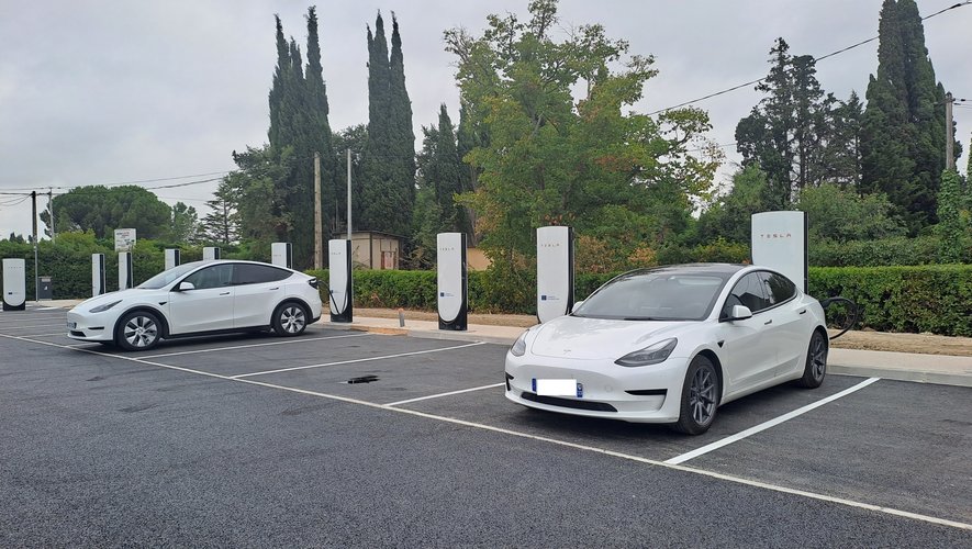 découvrez la station tesla de castelnaudary, un point d'arrêt essentiel pour tous les conducteurs de véhicules électriques. bénéficiez d'une recharge rapide et pratique tout en explorant la belle région de l'aude.