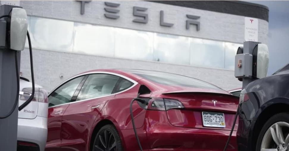 découvrez les détails de l'incendie tragique impliquant une tesla, les circonstances du drame, les enquêtes en cours et les réactions des autorités et de la marque.