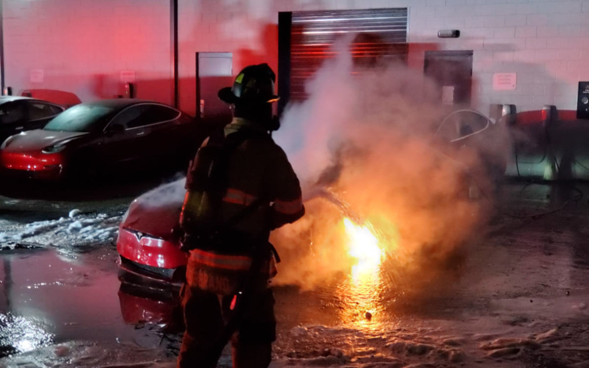 découvrez les détails d'un incendie tragique impliquant une tesla, ses causes potentielles et ses conséquences. restez informé sur la sécurité des véhicules électriques.