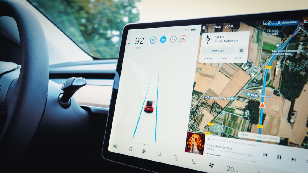 découvrez comment tesla protège vos enfants grâce à des fonctionnalités de sécurité avancées : verrouillage enfant, alertes de ceinture, mode chien et bien plus pour voyager sereinement en famille.