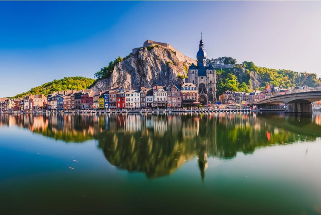 découvrez comment la belgique s’oppose à tesla à travers des réglementations, défis juridiques et enjeux liés à la mobilité électrique. analyse des impacts pour les consommateurs et le marché automobile en belgique.