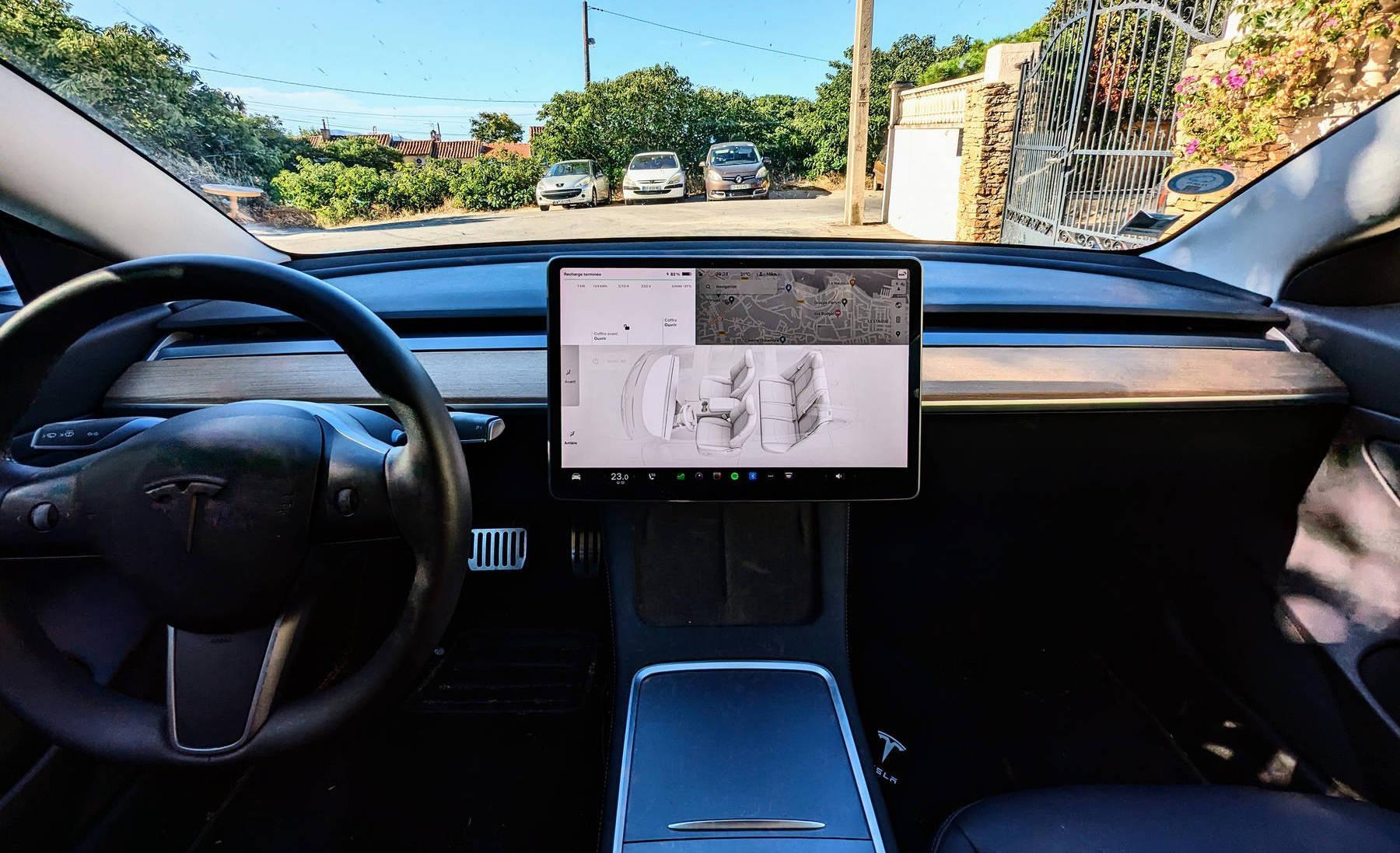 découvrez tout ce qu'il faut savoir sur les infractions routières commises avec une tesla : sanctions, conseils de prévention et spécificités liées aux véhicules électriques.