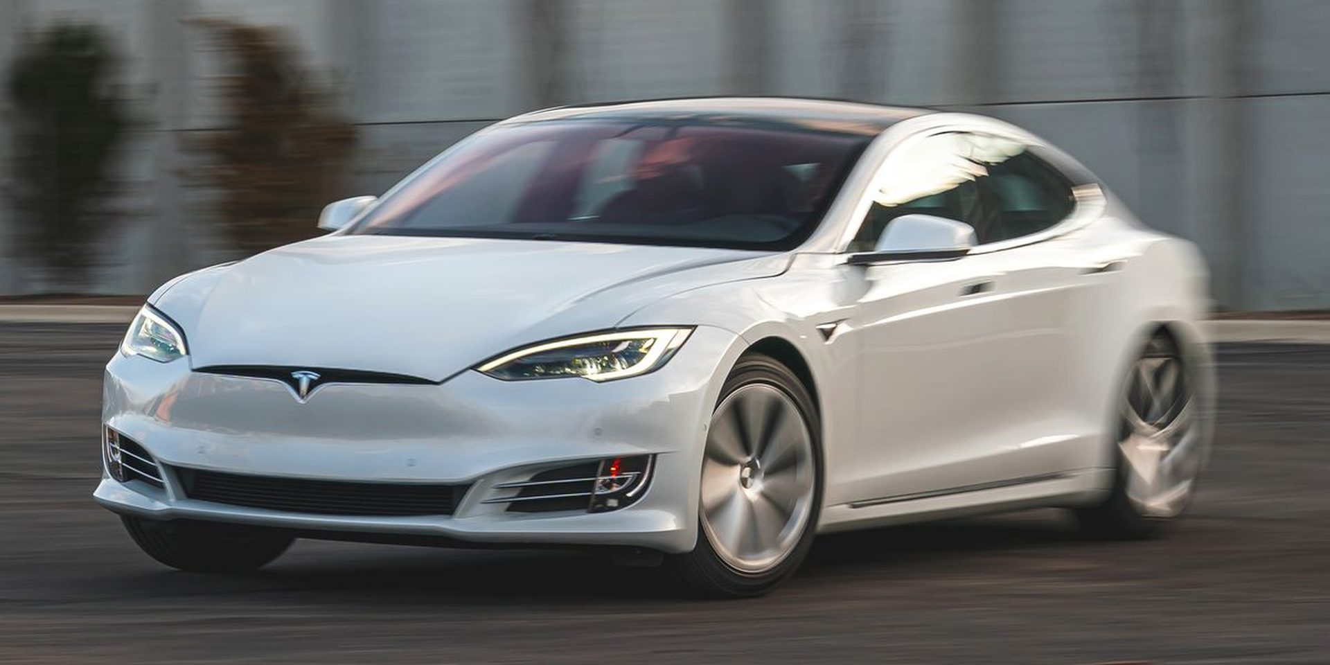 découvrez tout ce qu'il faut savoir sur tesla fsd : fonctionnalités, avantages, évolution du système de conduite autonome full self-driving par tesla, et son impact sur la mobilité électrique.