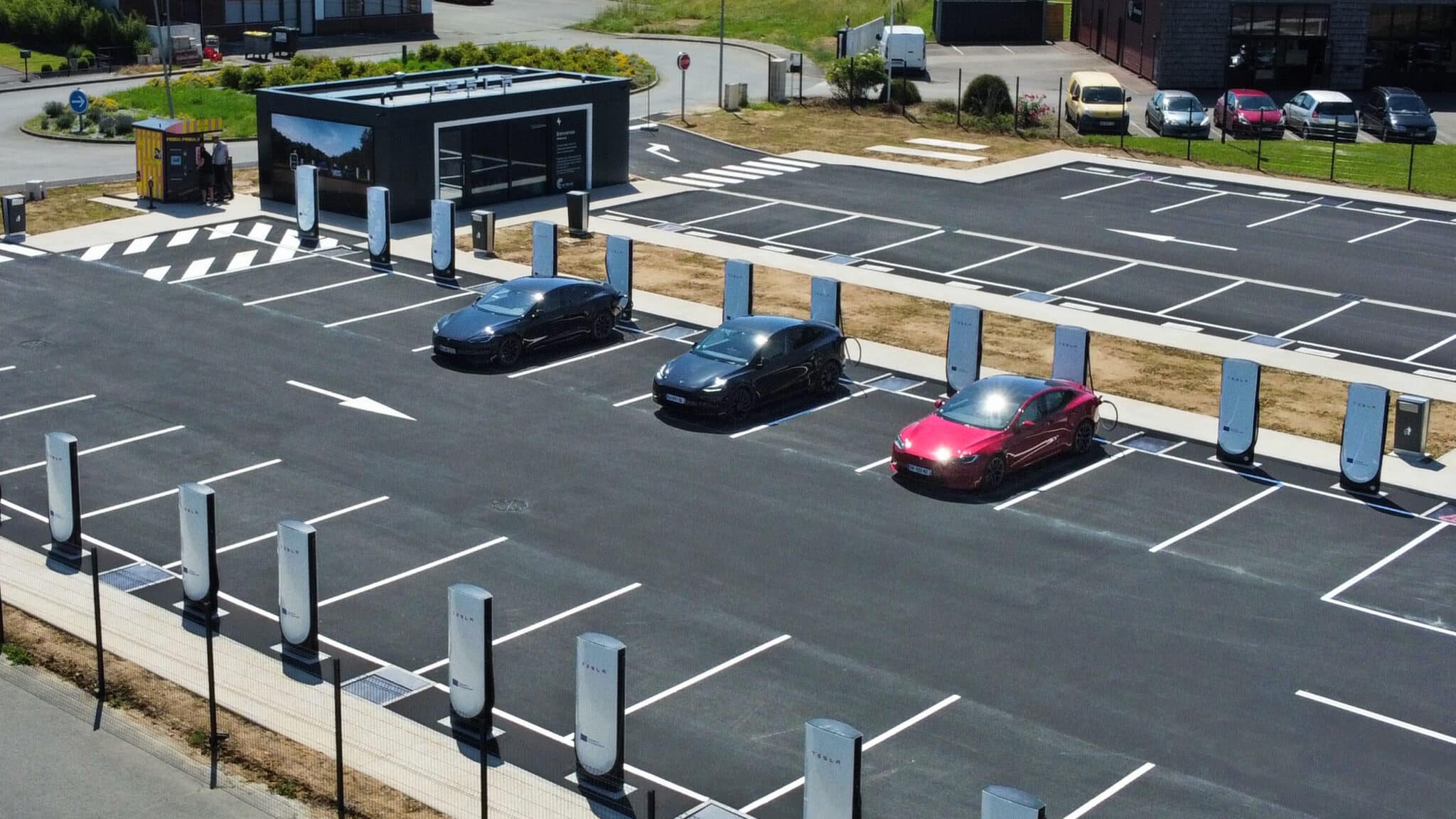 découvrez notre centre commercial équipé d'une station tesla avec 16 superchargeurs, pour une recharge rapide et pratique pendant vos achats.