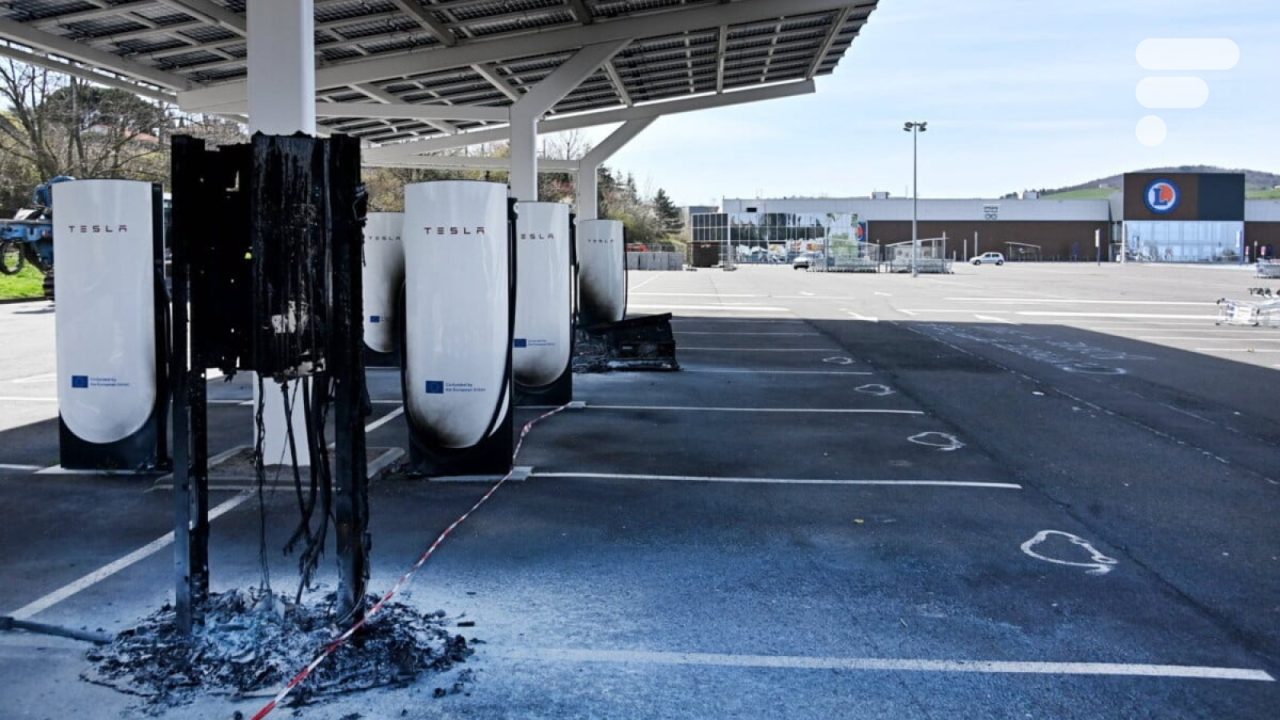 découvrez notre centre commercial équipé d'une station tesla avec 16 superchargeurs pour une recharge rapide et confortable lors de votre visite.