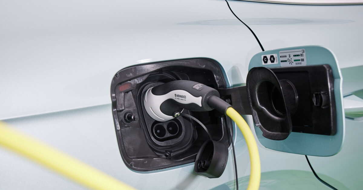 découvrez les raisons de la hausse des coûts des véhicules électriques et son impact sur le marché automobile, ainsi que les perspectives pour les consommateurs.