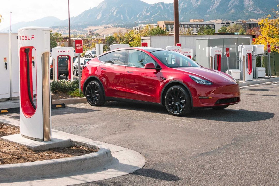 découvrez la méga-station tesla capable de recharger simultanément 164 véhicules, offrant une solution rapide et efficace pour tous les conducteurs électriques.