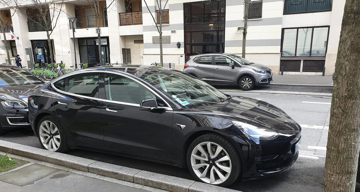 découvrez comment les progrès des robotaxis tesla sont ralentis par des accidents, malgré une vigilance accrue et des avancées technologiques continues.