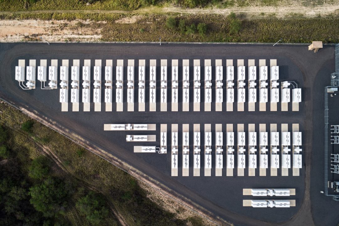 syrah et tesla prolongent les négociations de contrat pour la fourniture de graphite, renforçant leur partenariat stratégique dans le secteur des batteries électriques.
