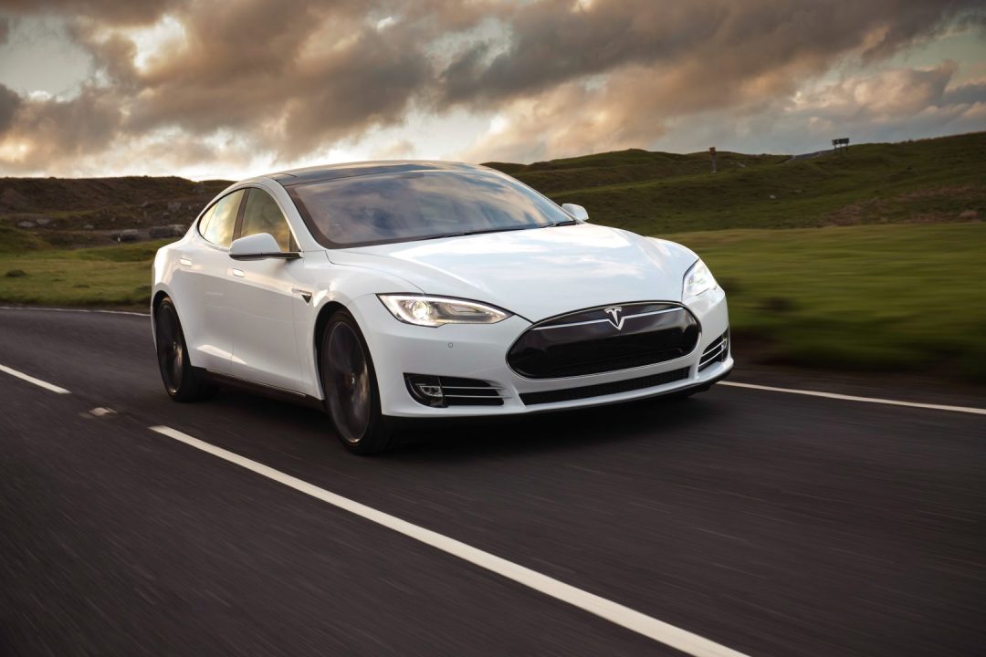 tesla développe des puces de nouvelle génération pour améliorer les capacités de conduite autonome, promettant une innovation technologique majeure dans le secteur automobile.