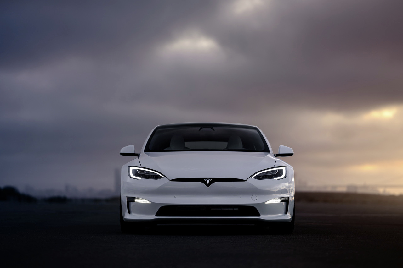 tesla s'associe à intel pour développer ses propres puces d'intelligence artificielle, une avancée majeure dans la technologie des véhicules autonomes.