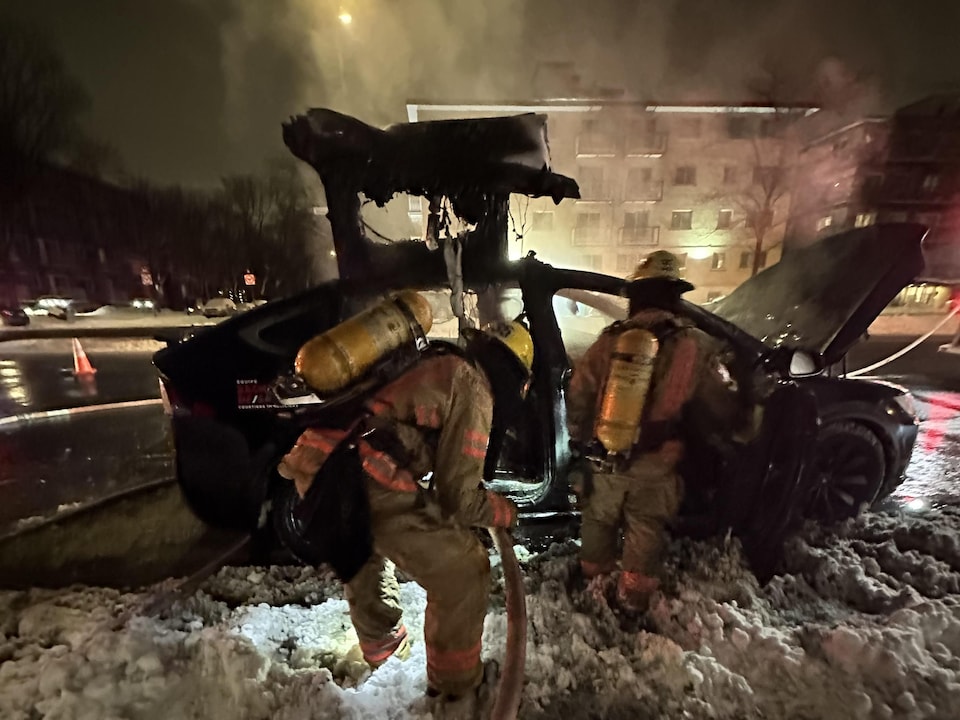 découvrez l'incident dramatique de victimes piégées dans une tesla en feu, où le silence de l’alerte d’urgence soulève des questions cruciales sur la sécurité et les réponses en cas d'accident.