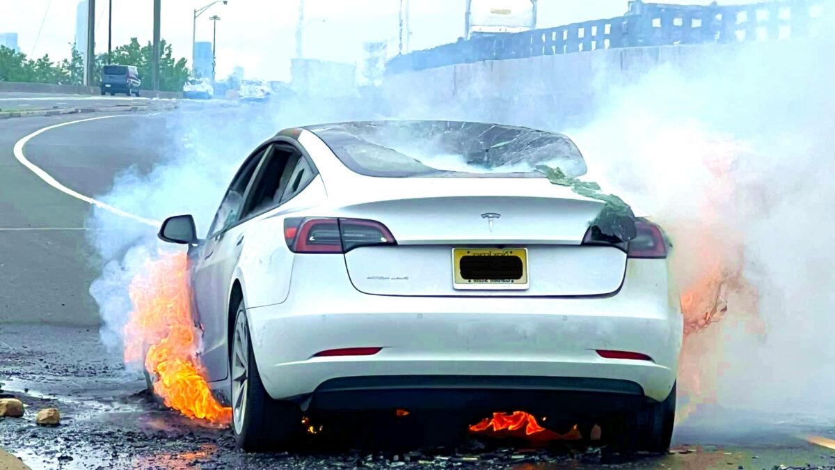 découvrez les circonstances tragiques d'un incendie impliquant une tesla et le silence alarmant de l'alerte d'urgence, mettant en lumière des questions cruciales de sécurité.