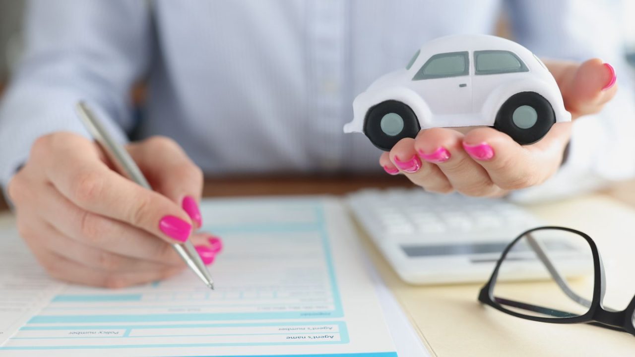 découvrez 3 astuces efficaces pour réduire le coût de votre assurance auto et économiser sur vos mensualités tout en restant bien couvert.