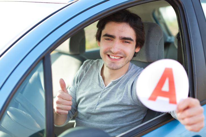 découvrez nos offres d'assurance spécialement conçues pour les jeunes conducteurs, alliant tarifs compétitifs et couverture adaptée à leurs besoins.