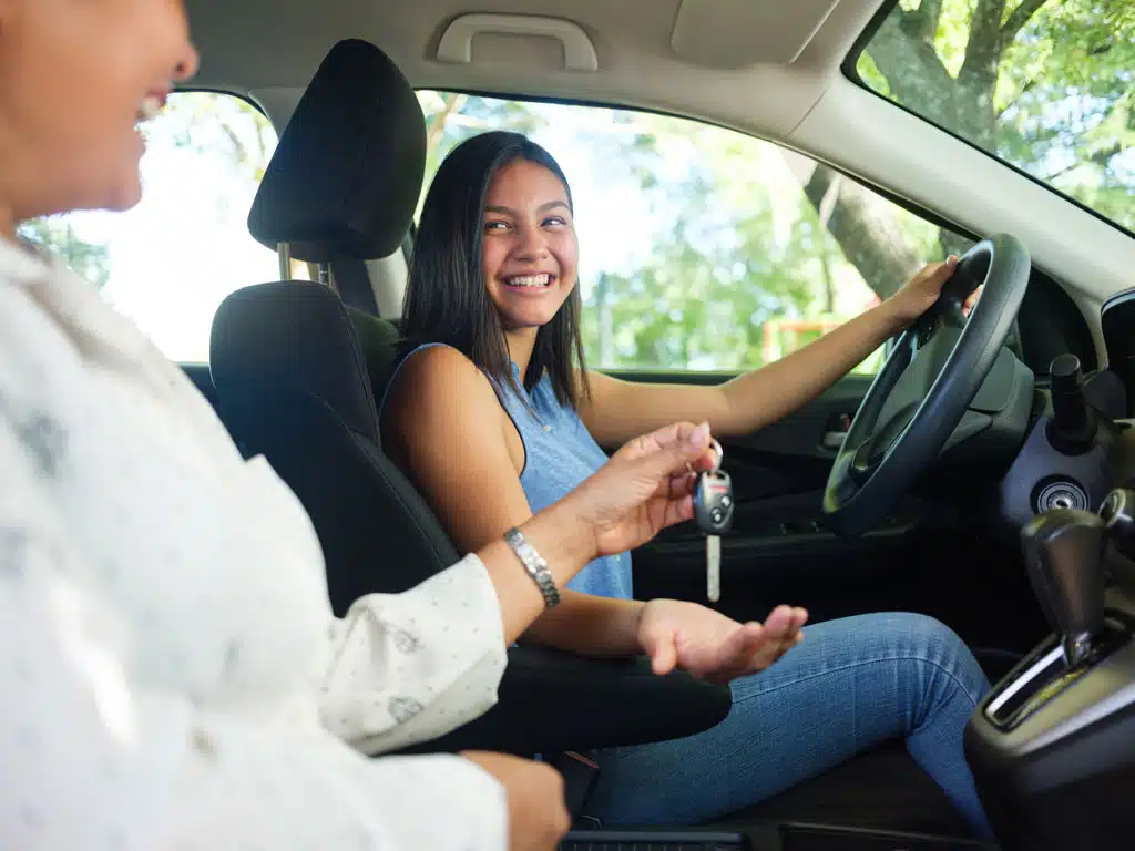 découvrez des solutions d'assurance adaptées aux jeunes conducteurs pour rouler en toute sécurité et à prix compétitif. obtenez des conseils et comparez les offres dès maintenant.