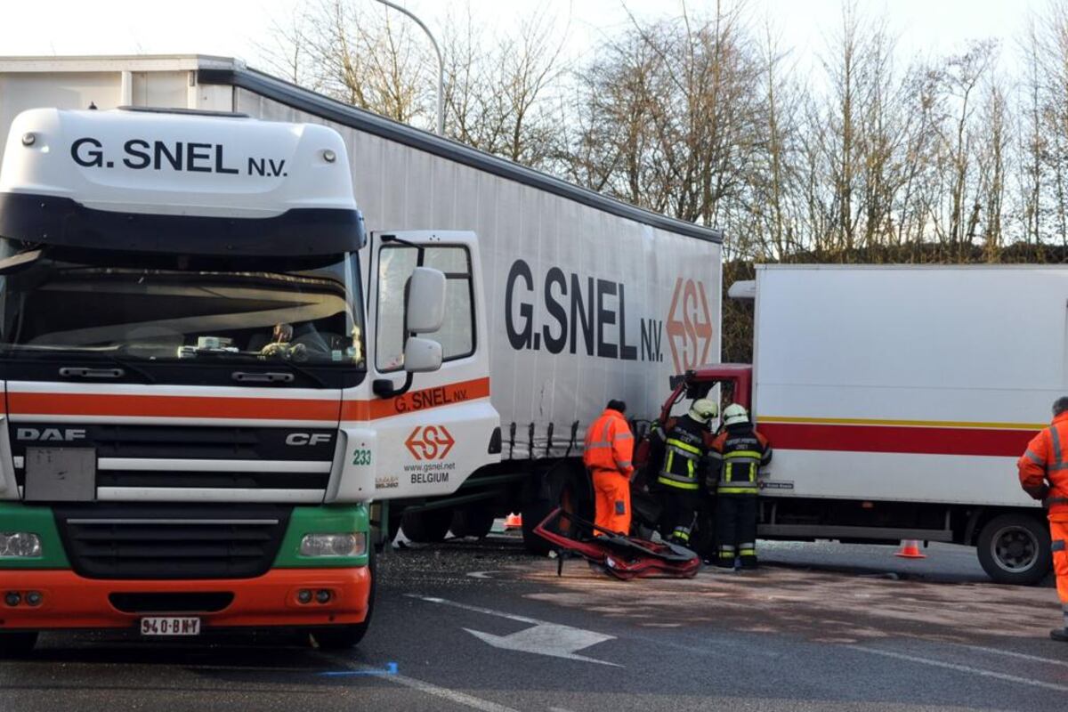 découvrez le scénario improbable d'une collision entre deux tesla à florange, analysant les causes et les conséquences de cet accident inattendu.