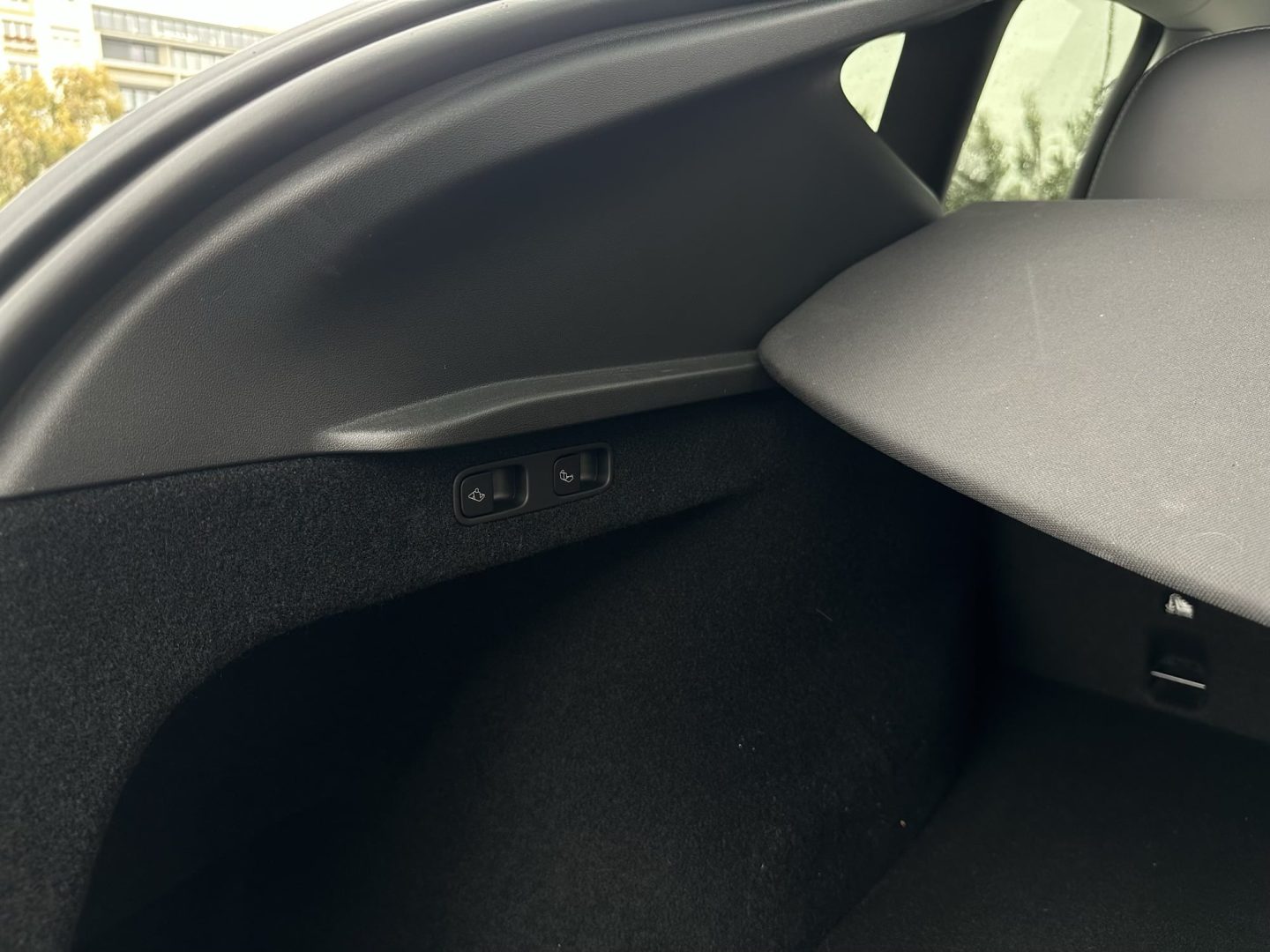 découvrez notre essai complet de la tesla model y performance : performances, design et technologies innovantes pour une expérience de conduite unique.