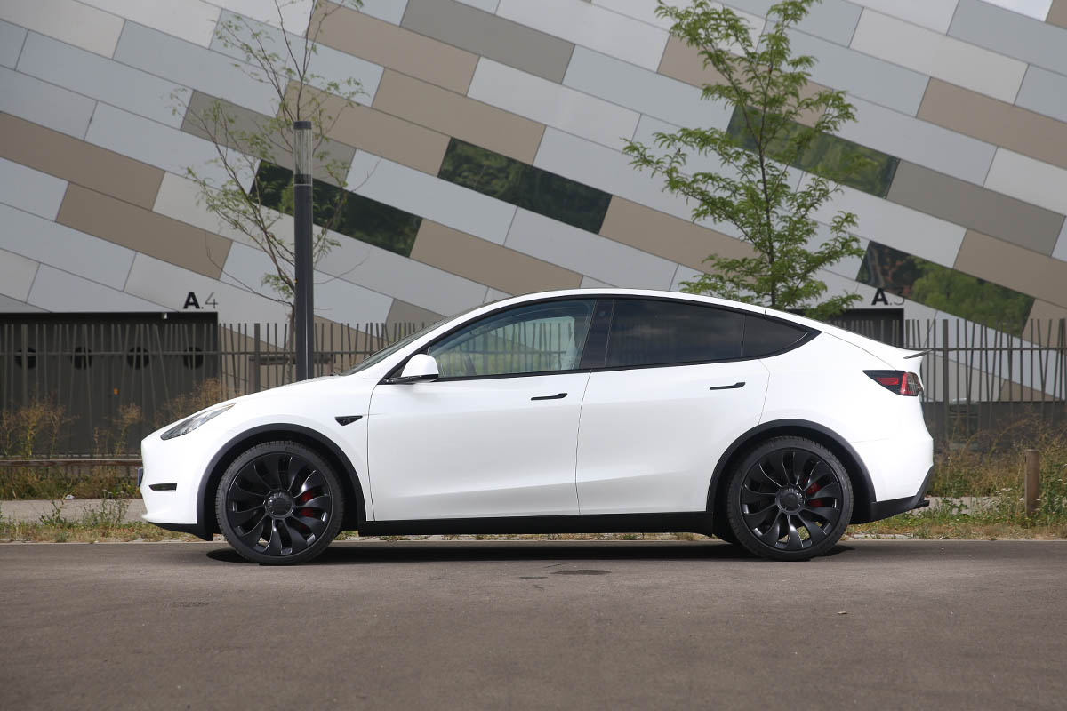découvrez notre essai complet de la tesla model y performance : performances, design, autonomie et technologies innovantes pour une expérience de conduite électrisante.