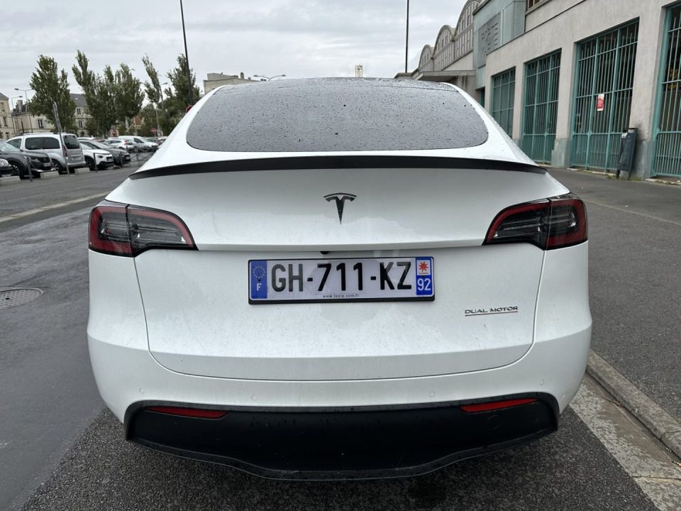 découvrez notre essai complet de la tesla model y performance : performances, autonomie, design et technologies innovantes de ce suv électrique haut de gamme.