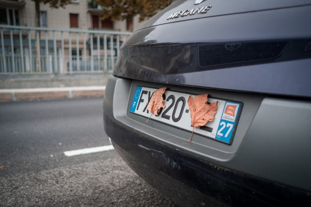 découvrez tout sur les plaques roses et les nouveautés des routes en 2026 pour une conduite sécurisée et conforme aux nouvelles réglementations.