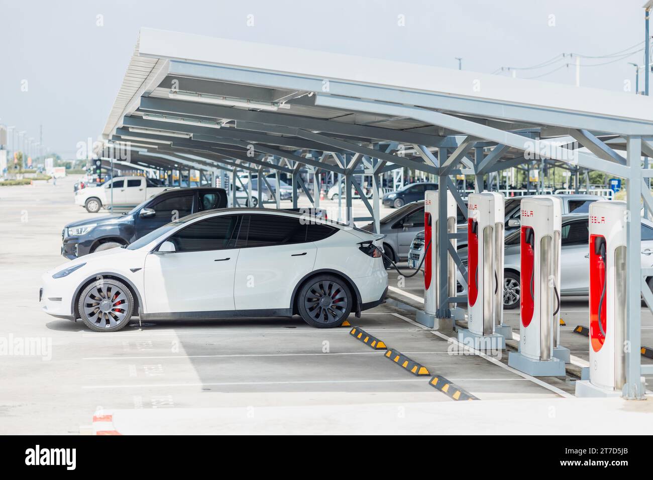 profitez d'un service de taxi avec recharge tesla gratuite et rapide, pour des trajets écologiques et confortables.