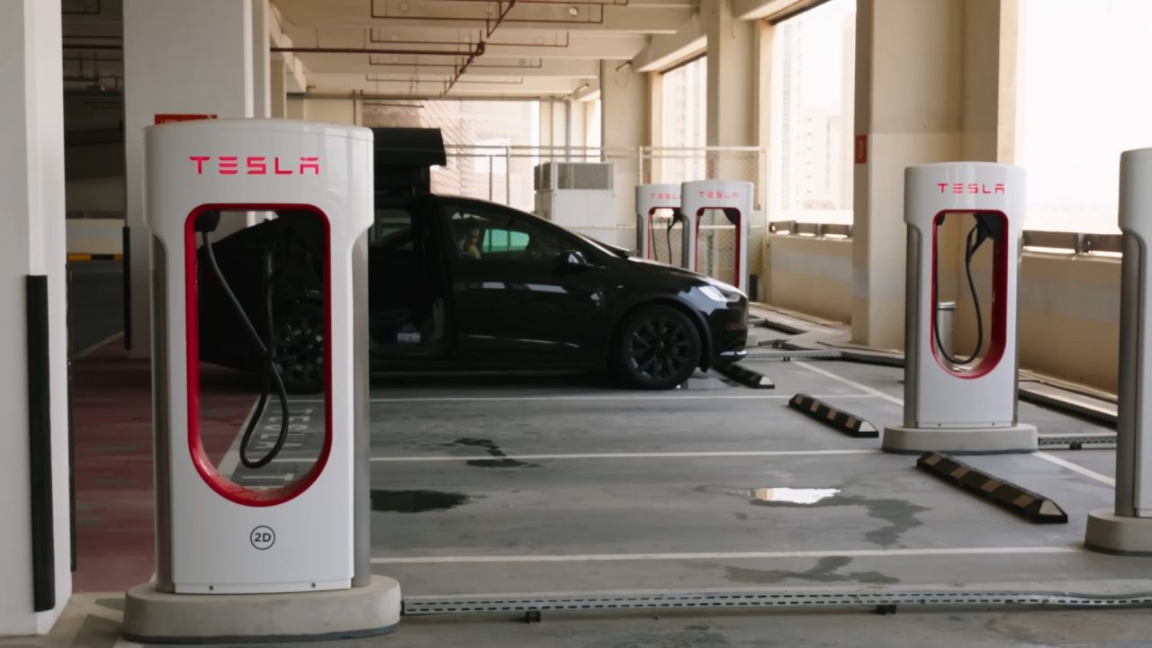 service de taxi tesla avec recharge gratuite et rapide, pour un trajet confortable et écologique.