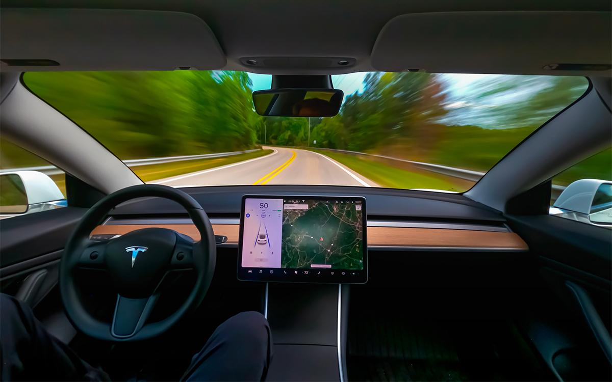 tesla risque une interdiction en californie en raison des controverses liées à son système d'autopilot, soulevant des questions sur la sécurité et la réglementation des véhicules autonomes.
