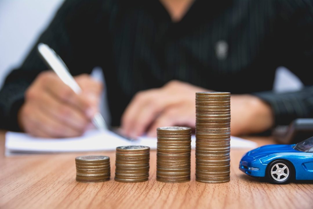 découvrez pourquoi les tarifs d'assurance auto augmentent en 2025 pour les véhicules hybrides et électriques, et comment cela impacte les conducteurs.